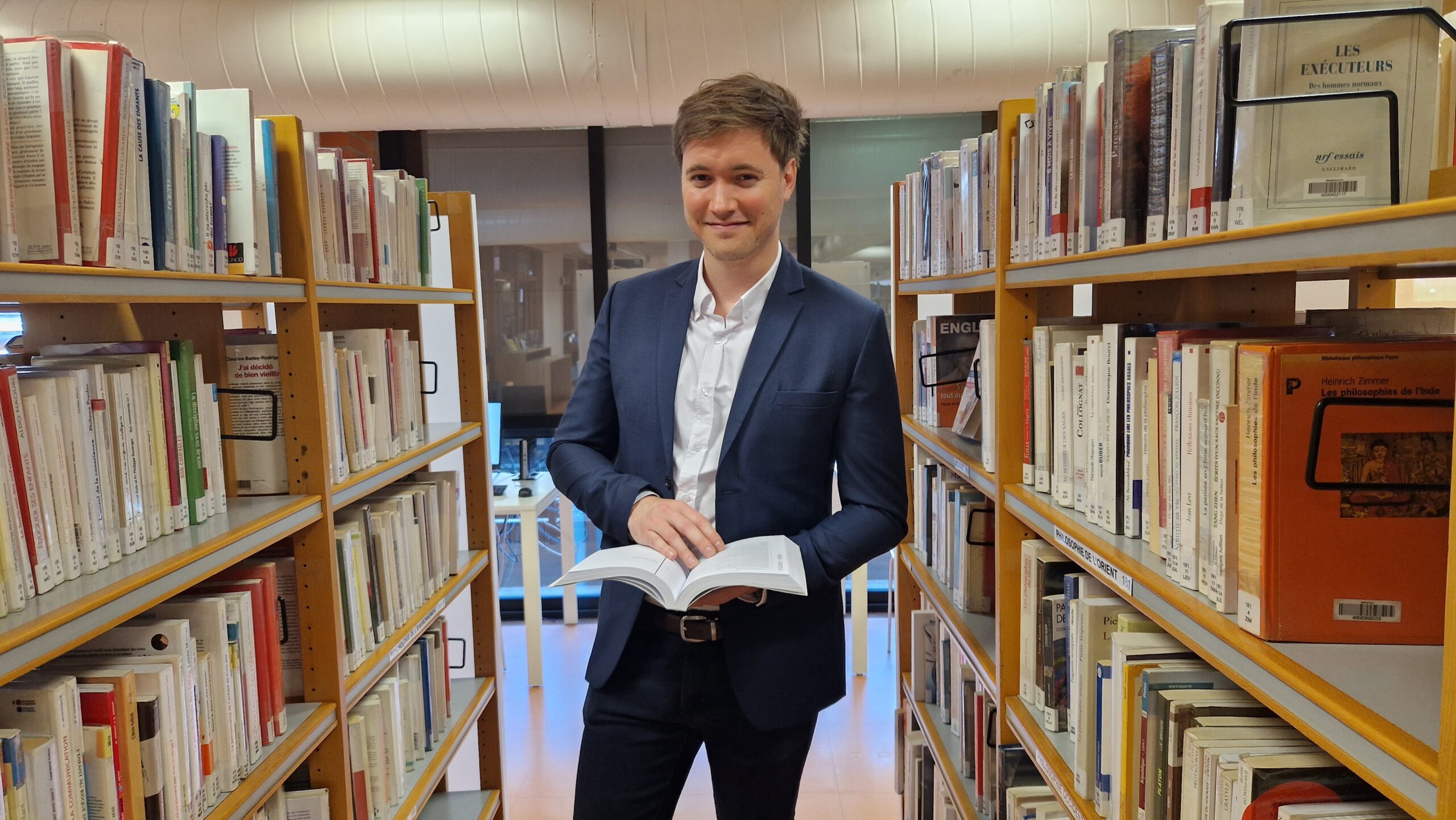 Professeur d'anglais avec des livres et ressources académiques