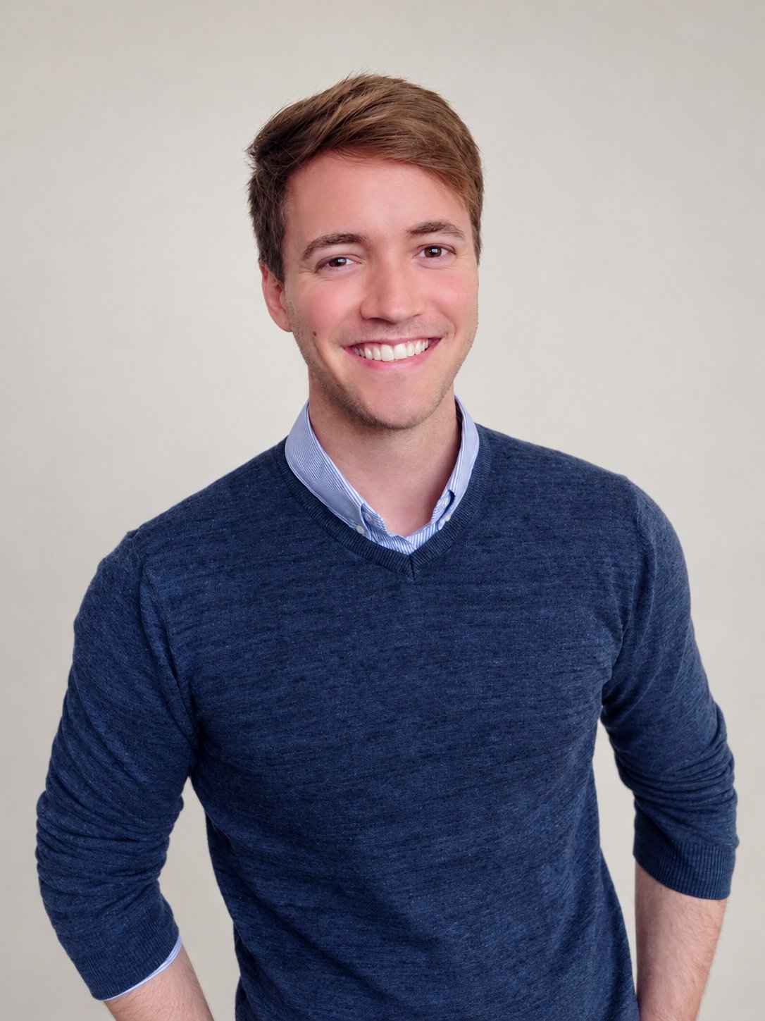 Shaun Artault, souriant, en pull bleu